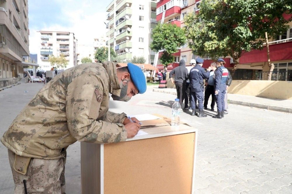 İzmir'de hasarlı binalardan tahliyeler devam ediyor