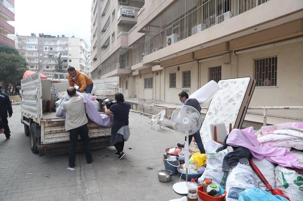 İzmir'de hasarlı binalardan tahliyeler devam ediyor