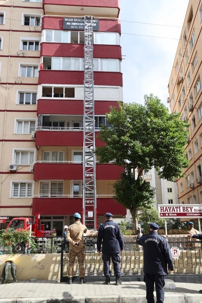 İzmir'de hasarlı binalardan tahliyeler devam ediyor