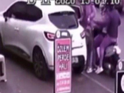 İzmir'de kapkaç dehşeti: O anlar kamerada