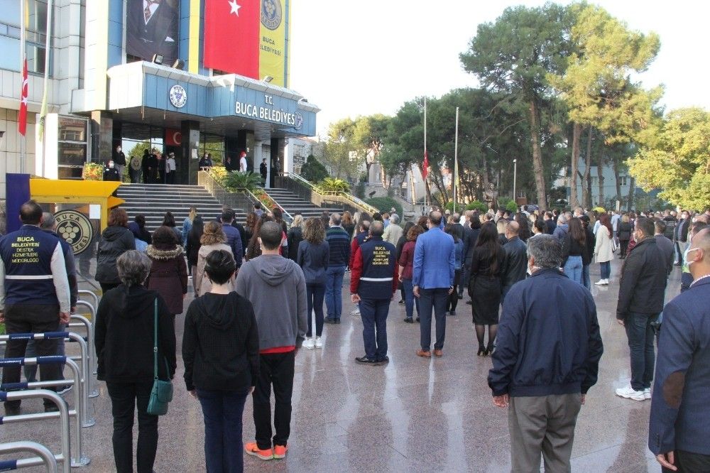 İzmir'in ilçelerinde saat 09.05'te hayat durdu