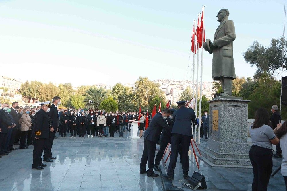İzmir'in ilçelerinde saat 09.05'te hayat durdu
