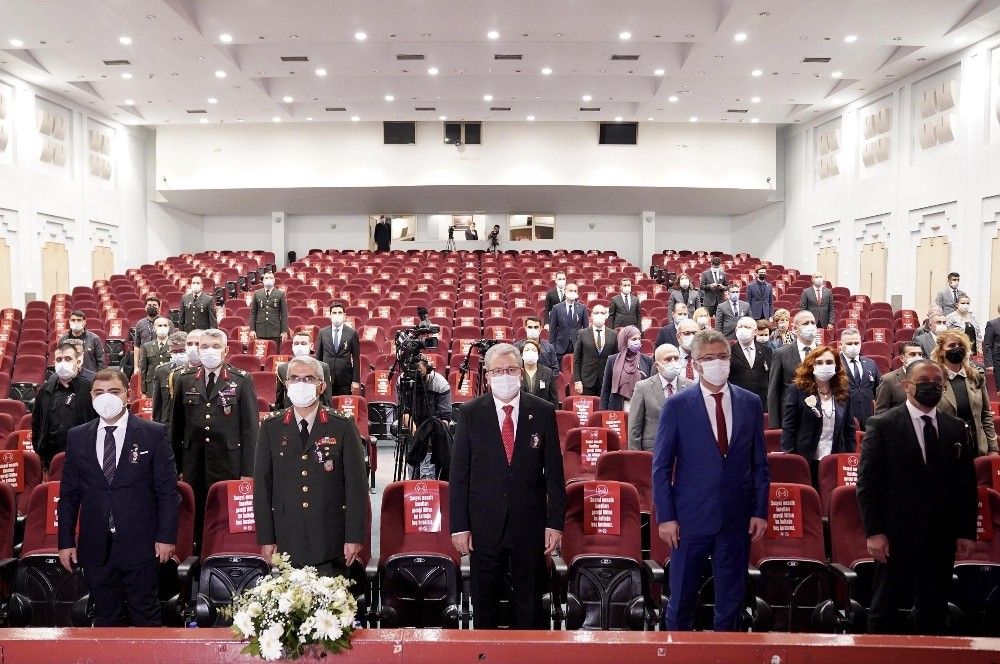 İzmir'in ilçelerinde saat 09.05'te hayat durdu