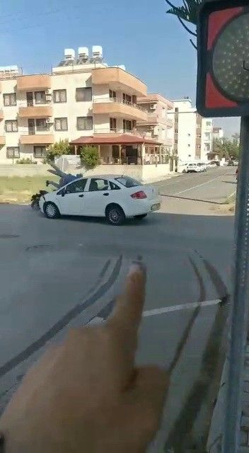 Kaza yaptığı yeri çekerken başka kaza anını görüntüledi
