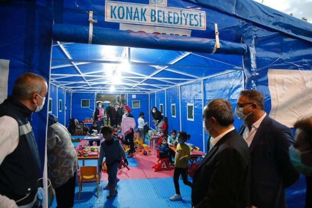 Konak Belediyesi'nin oyun çadırları çocukların yüzünü güldürdü