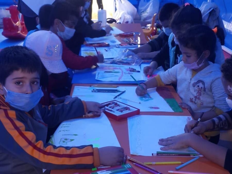 Konak Belediyesi'nin oyun çadırları çocukların yüzünü güldürdü