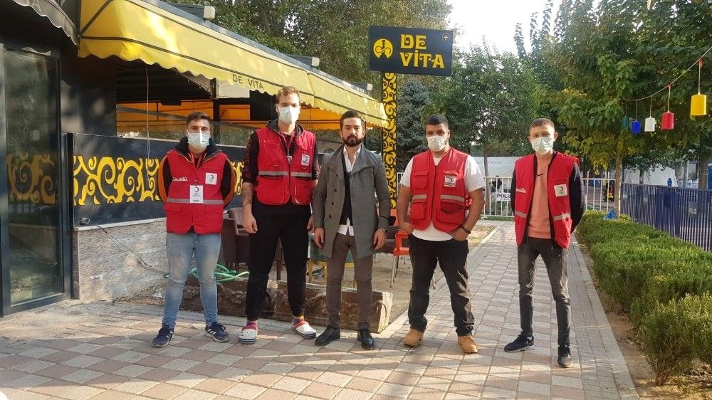 Kulalı kardeşler, mekanını depremzedeler ve AFAD için açtı