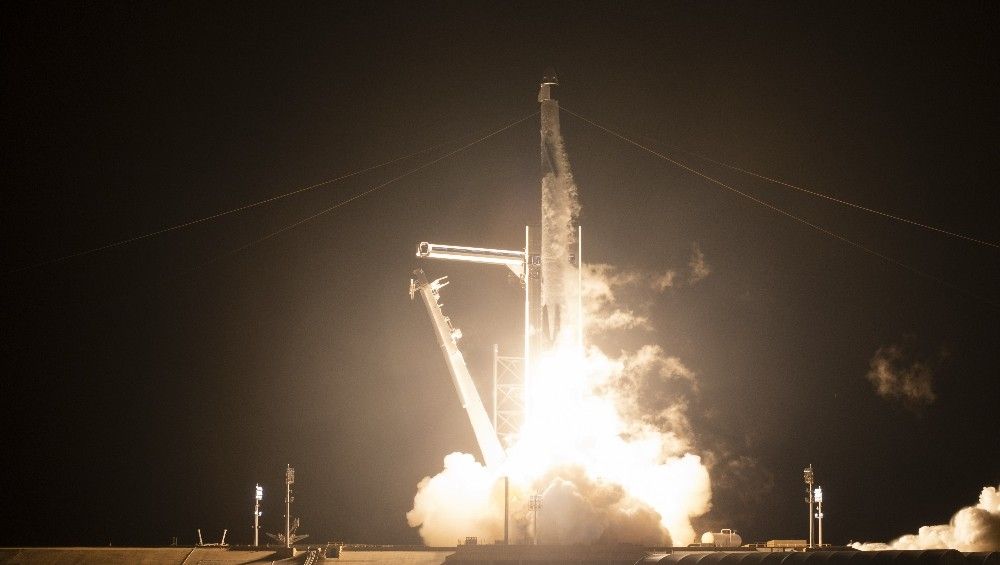 NASA ve SpaceX, 4 astronotu uzaya gönderdi