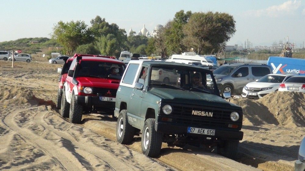 Off Road üyeleri caretta carettaların yuvalama alanını temizledi