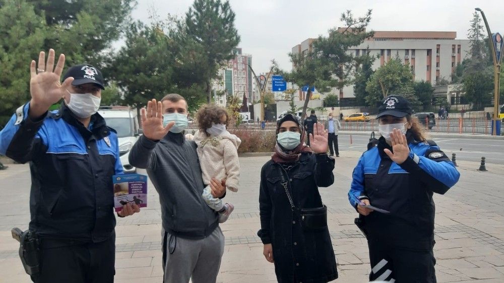 Polisler 'kadına karşı şiddete dur' dedi