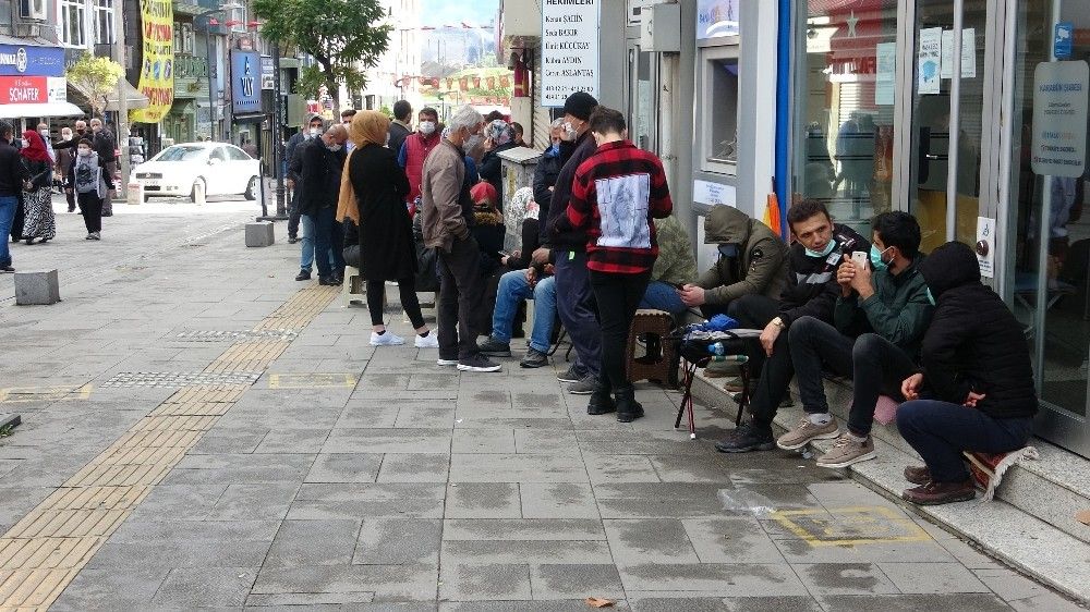 Satışa çıkan evler için bir gün önceden banka önünde kuyruğa girdiler