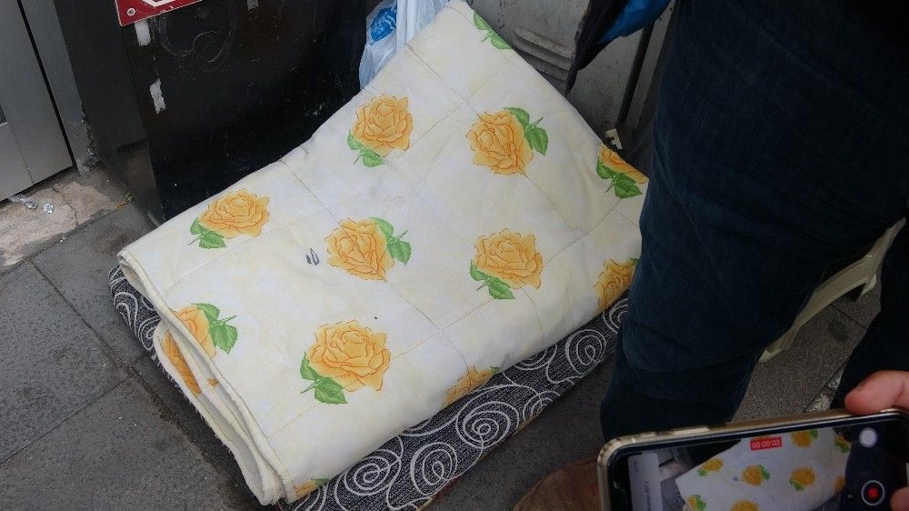 Satışa çıkan evler için bir gün önceden banka önünde kuyruğa girdiler