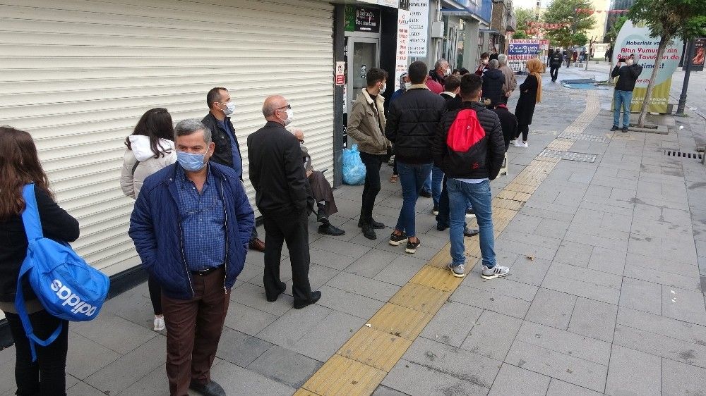 Satışa çıkan evler için bir gün önceden banka önünde kuyruğa girdiler