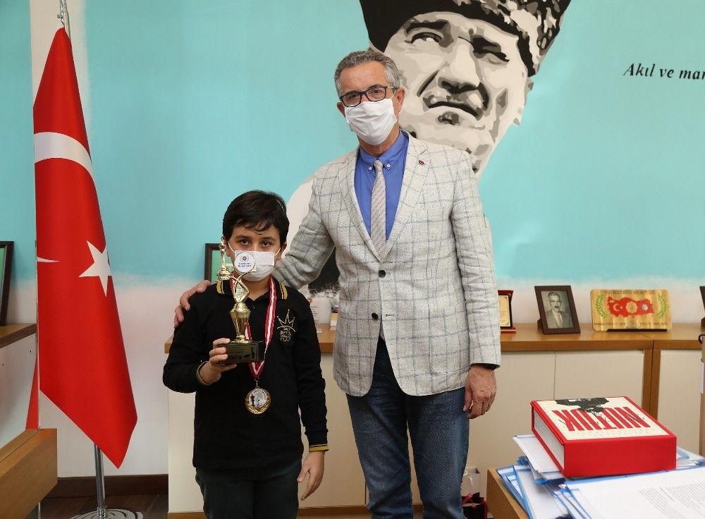 Satranç şampiyonları ödüllerini Başkan Arda'dan aldı