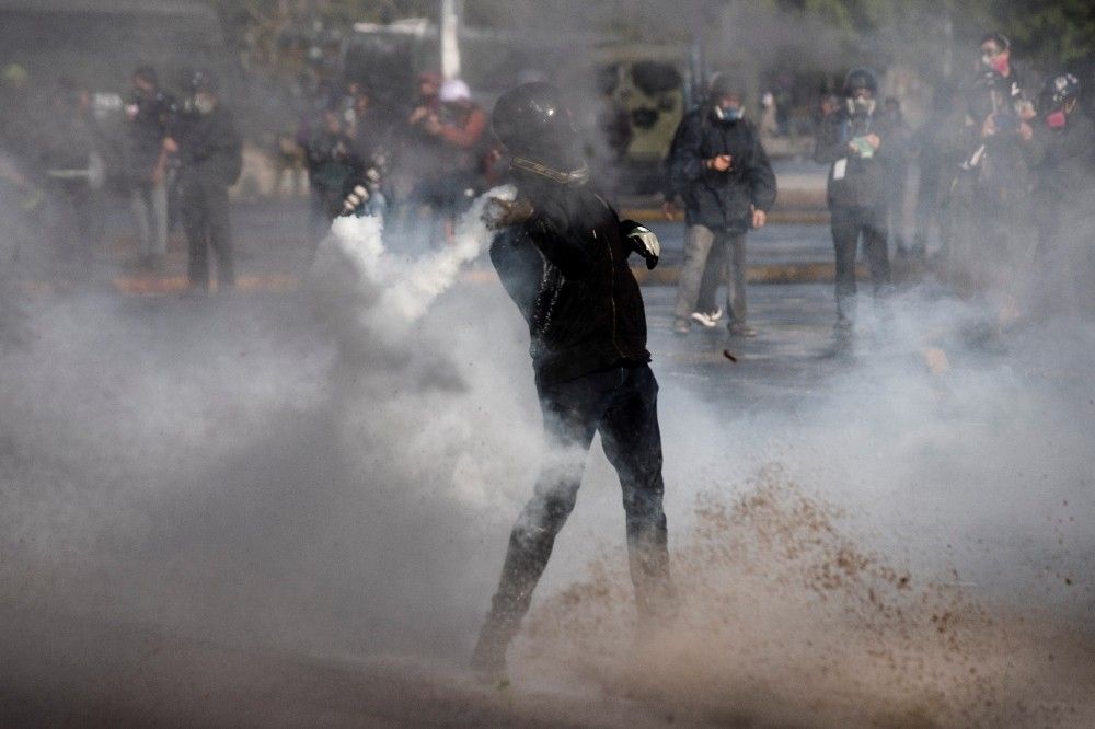Şili'de tutuklu göstericiler için yapılan protestoya polis müdahalesi