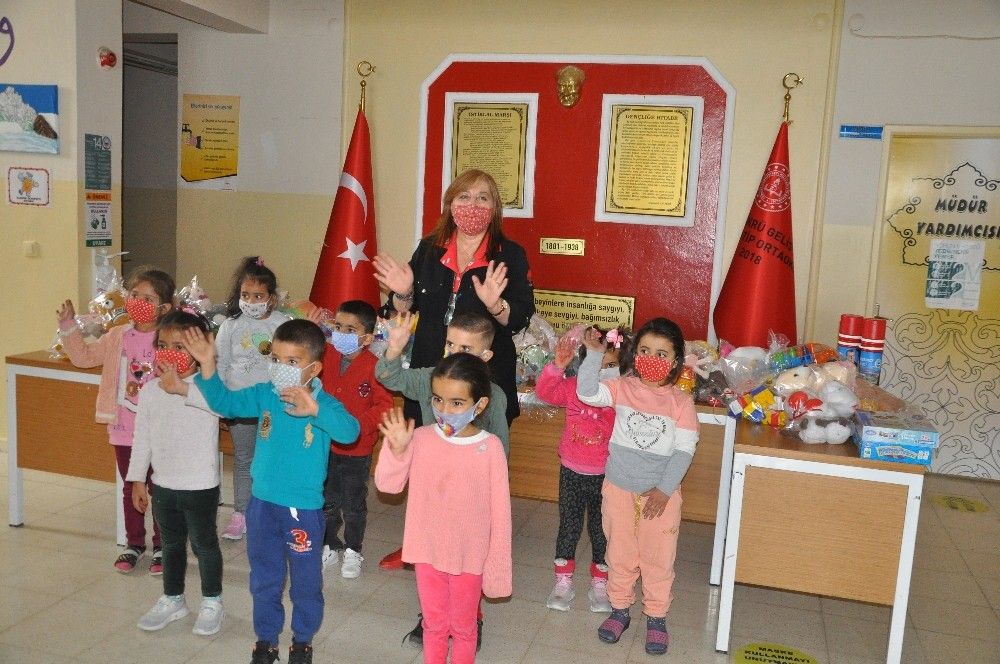 Şırnaklı çocuklar oyuncaklarını İzmirli depremzede çocuklara gönderdi