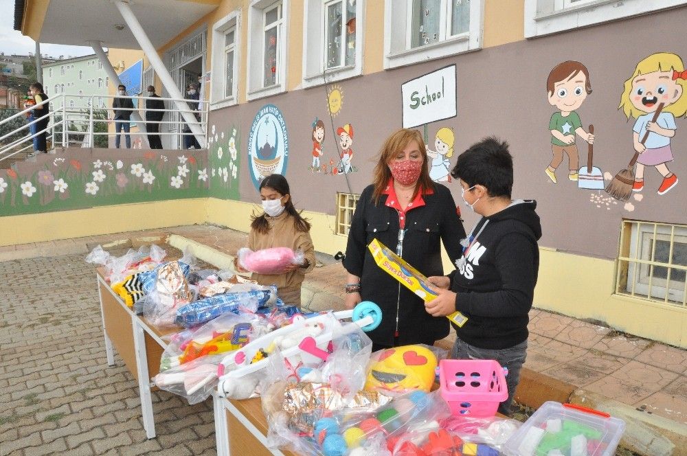 Şırnaklı çocuklar oyuncaklarını İzmirli depremzede çocuklara gönderdi