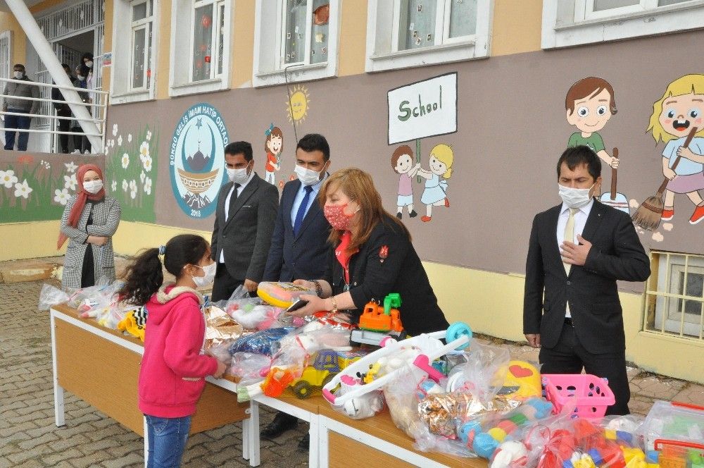 Şırnaklı çocuklar oyuncaklarını İzmirli depremzede çocuklara gönderdi
