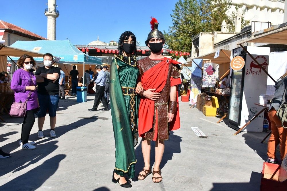 Tarsus'taki yeryüzü pazarı, renkli görüntülere sahne oluyor