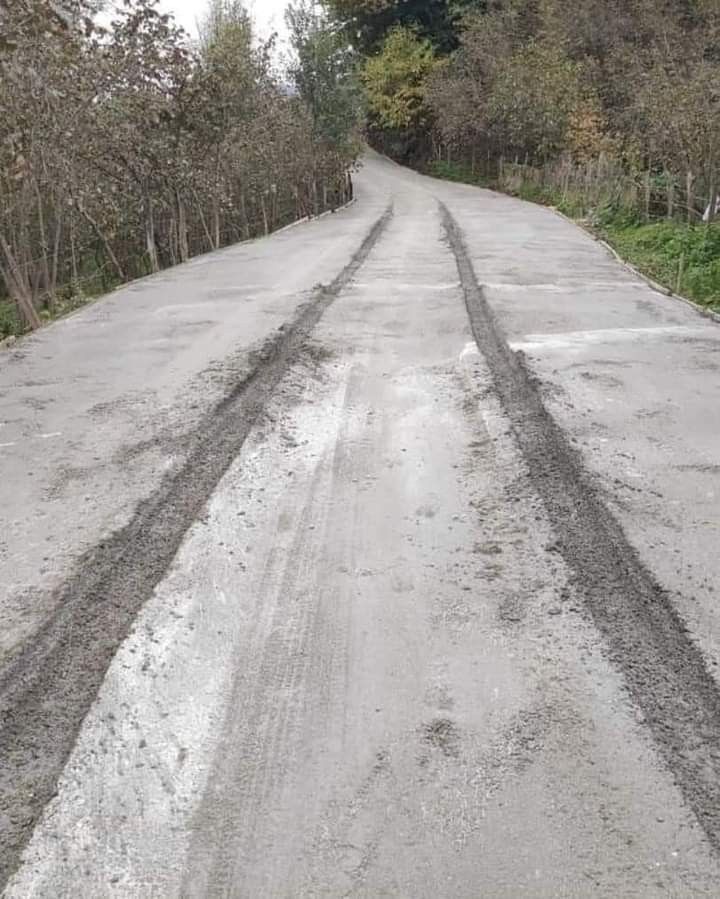 Yeni yapılan beton yolda araç kullanıp tahrip ettiler