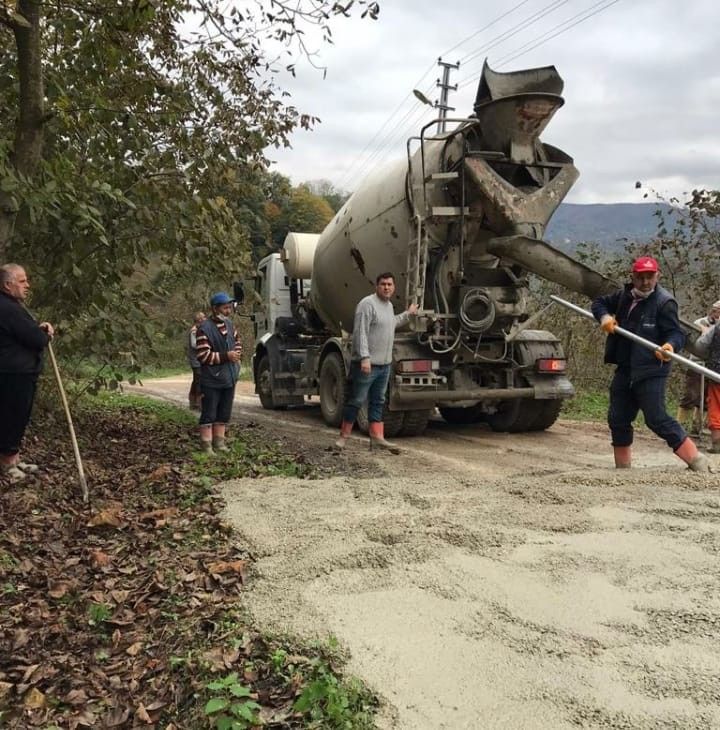Yeni yapılan beton yolda araç kullanıp tahrip ettiler