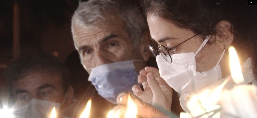 O apartmanın önünde yürek burkan anlar