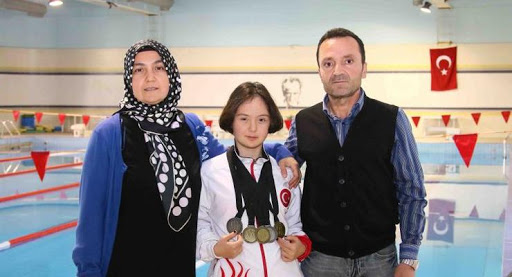 'Deniz kızı' İrem engellere bir bir kulaç atıyor