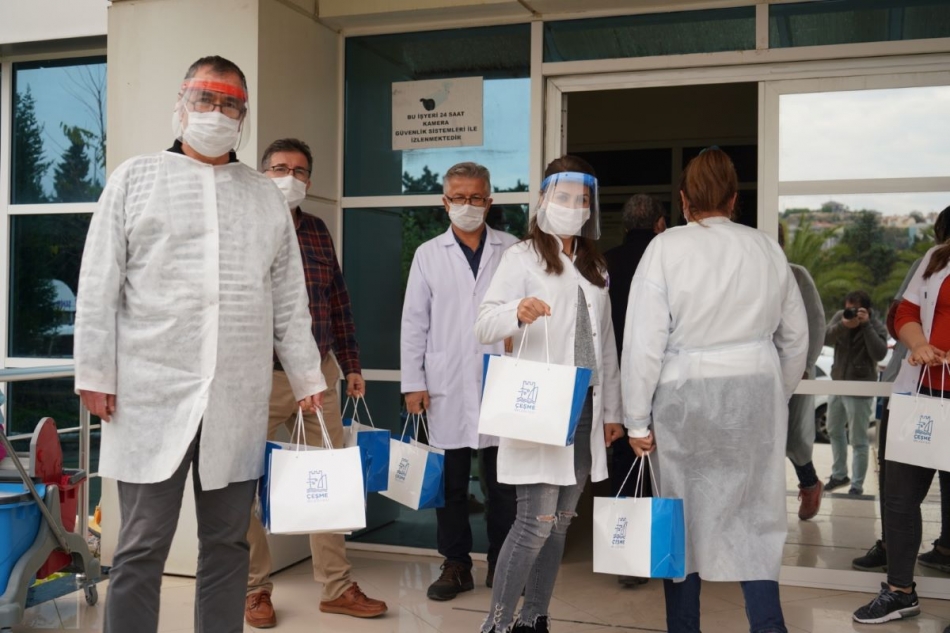 Çeşme'de sağlık çalışanlarına kumanya