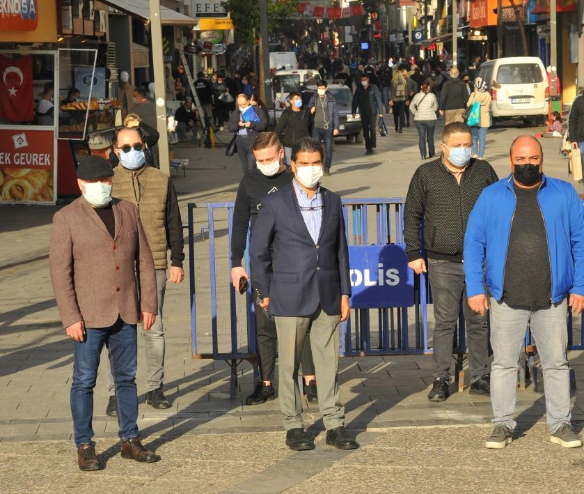 Karşıyaka esnafı: Çarşı kapanmasın