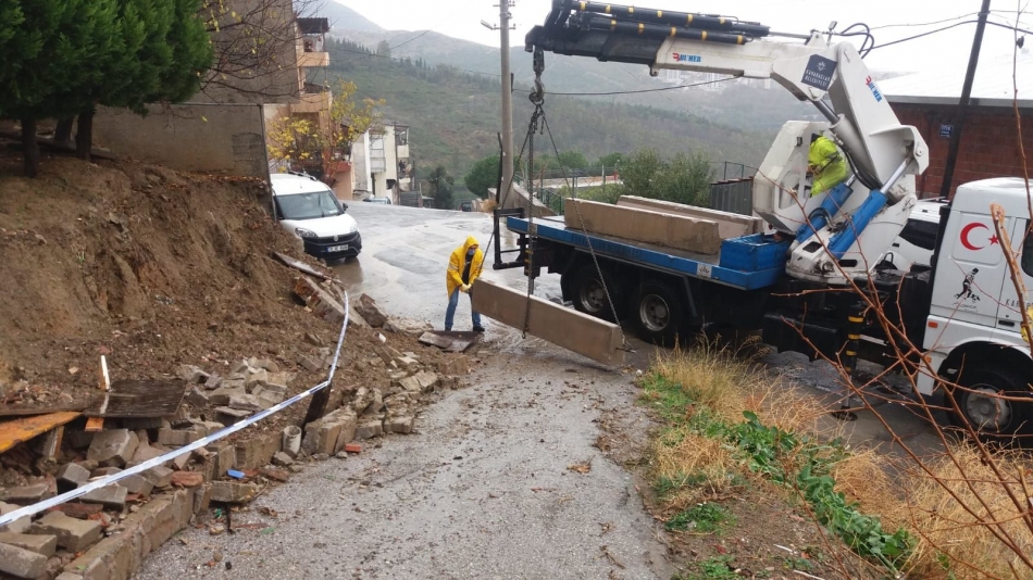 Karabağlar'da yol çöktü, kayan bina boşaltıldı