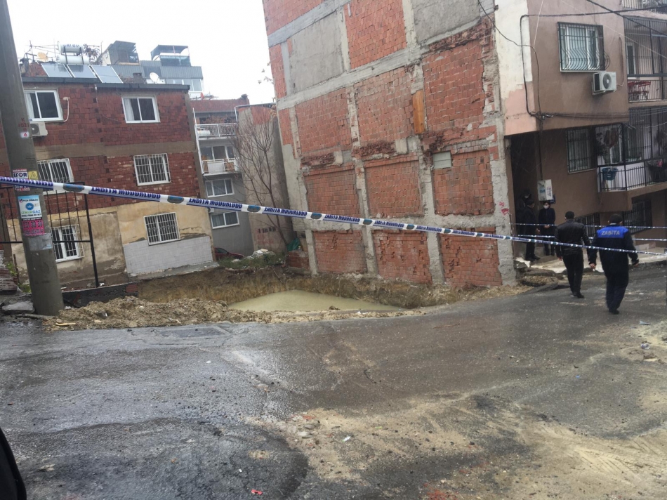Karabağlar'da yol çöktü, kayan bina boşaltıldı