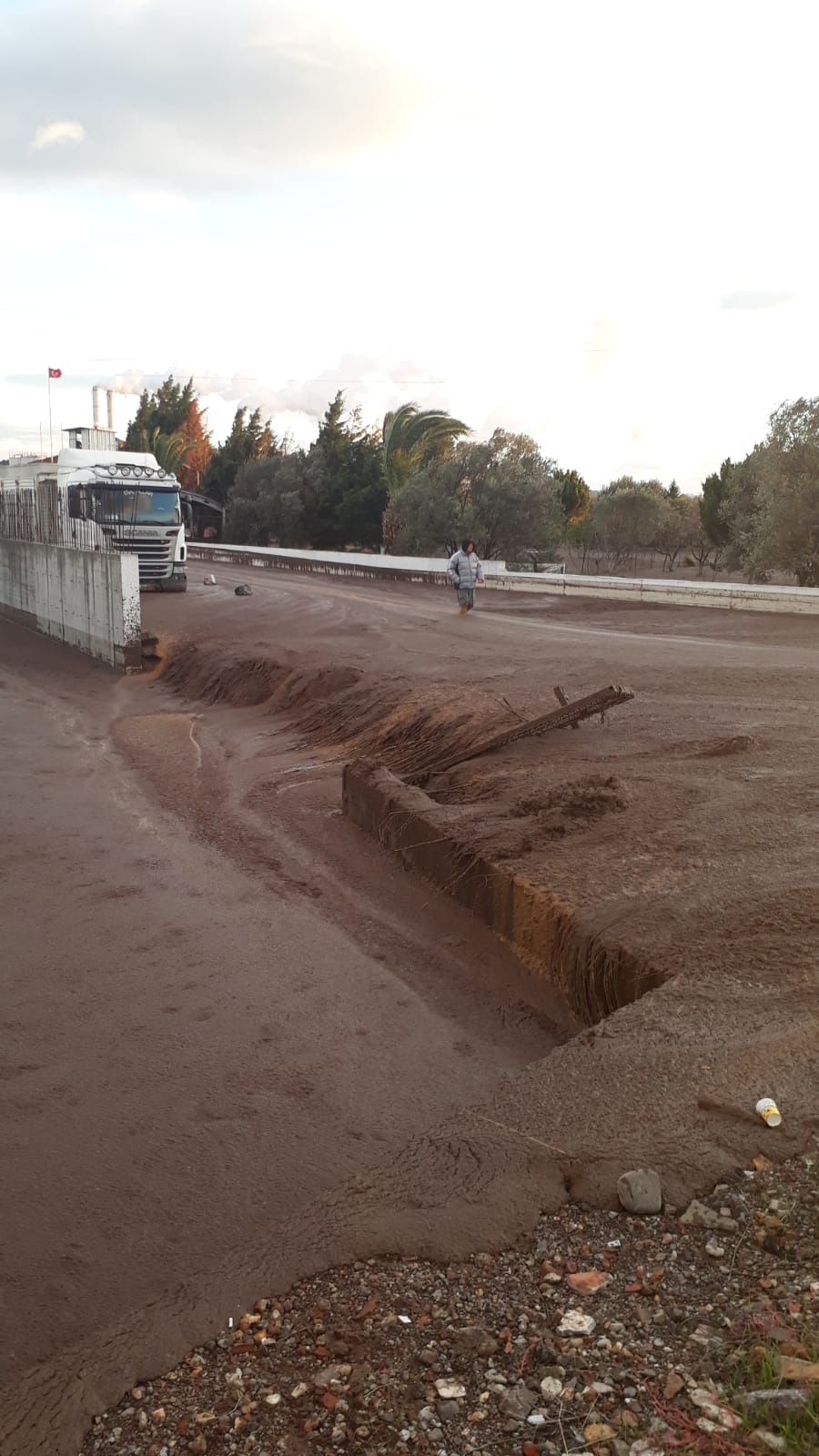 Ayvalık'ta çevre felaketi! Duvar yıkıldı, karasu dereye aktı