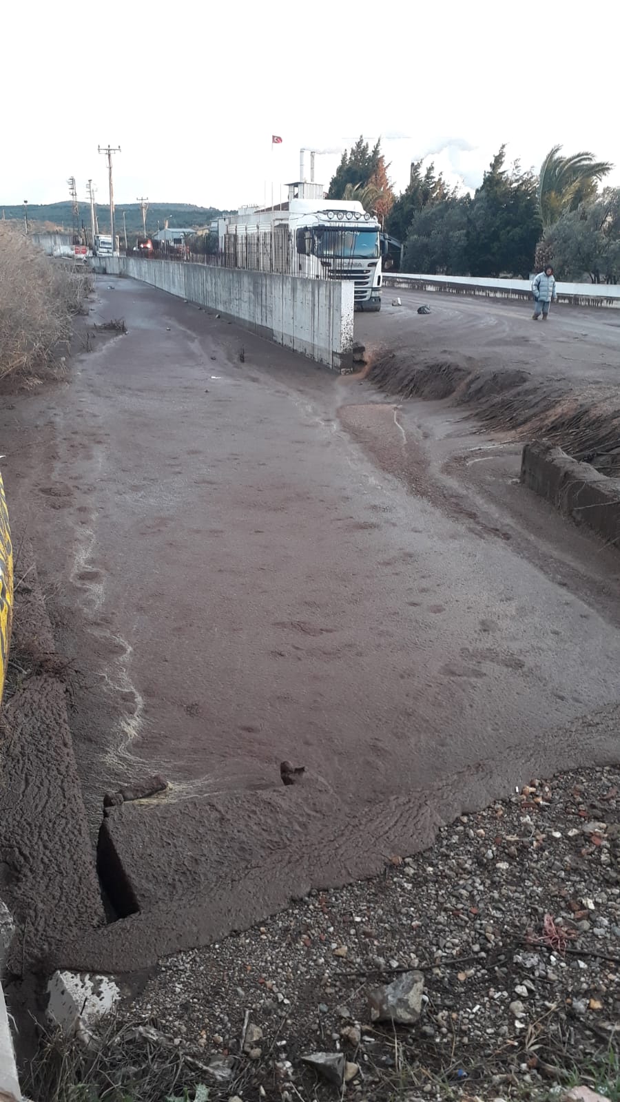 Ayvalık'ta çevre felaketi! Duvar yıkıldı, karasu dereye aktı