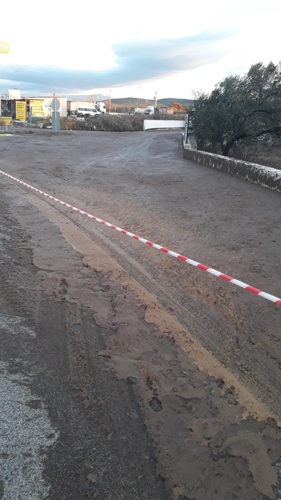 Ayvalık'ta çevre felaketi! Duvar yıkıldı, karasu dereye aktı