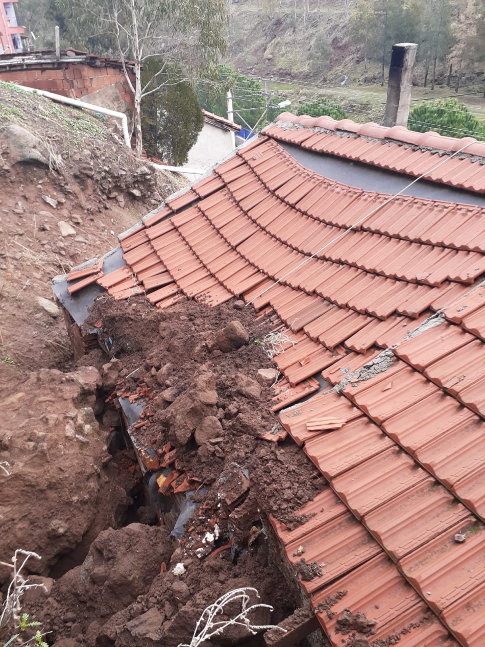Çiğli’yi heyelan vurdu! 33 evde yıkılma tehlikesi