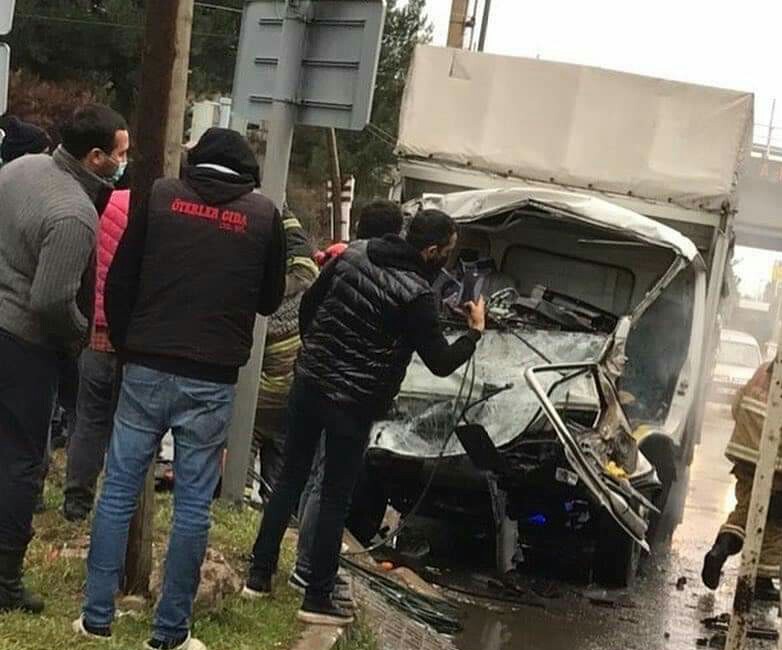 Buca'da can pazarı! Araçta sıkıştılar