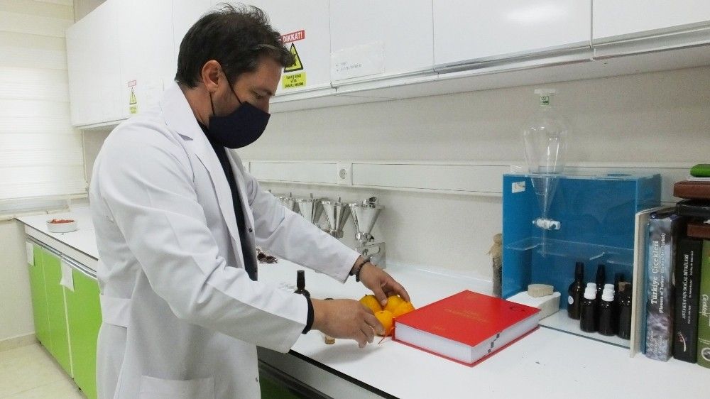 Atık mandalinalar kolonya oldu