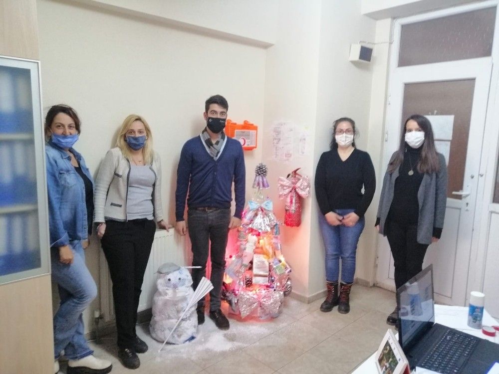 Atıklar yılbaşı ağacına dönüştürüldü