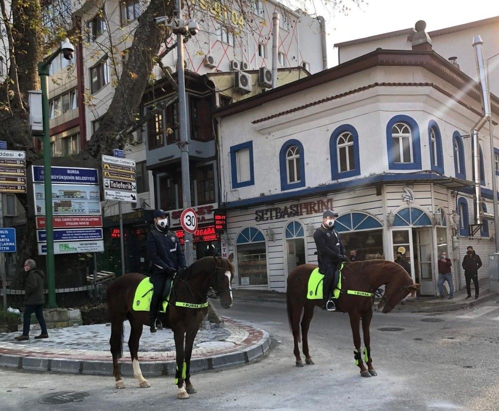 Atlı polisler kısıtlamaya uymayanların peşinde