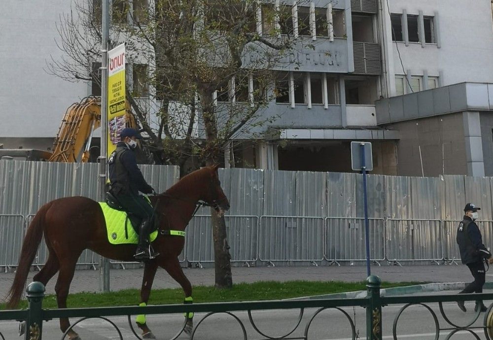 Atlı polisler kısıtlamaya uymayanların peşinde