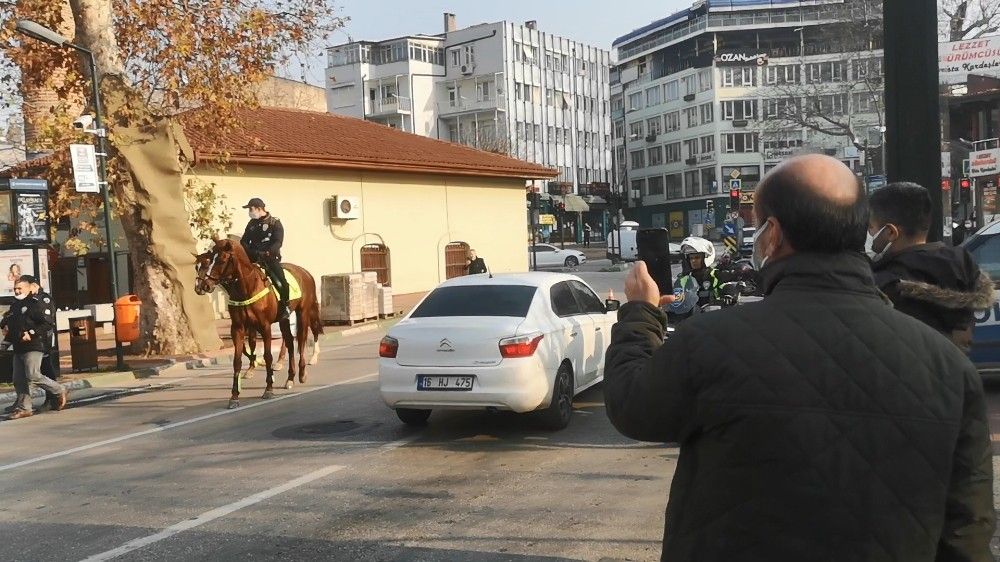 Atlı polisler kısıtlamaya uymayanların peşinde