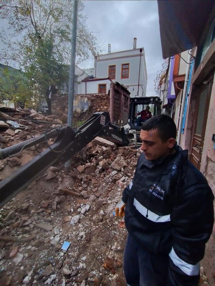 Ayvalık'ta tarihi bir ev yıkıldı, iki binanın çatısı çöktü