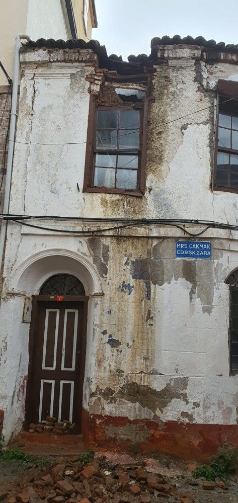 Ayvalık'ta tarihi bir ev yıkıldı, iki binanın çatısı çöktü