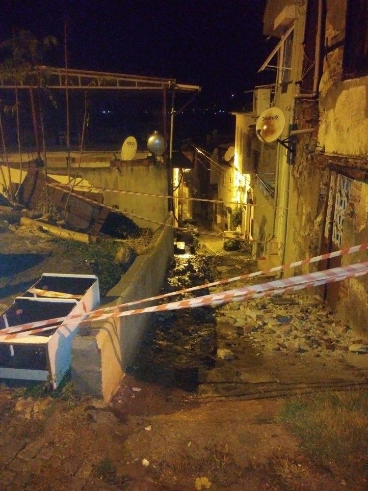Ayvalık'ta tarihi bir ev yıkıldı, iki binanın çatısı çöktü