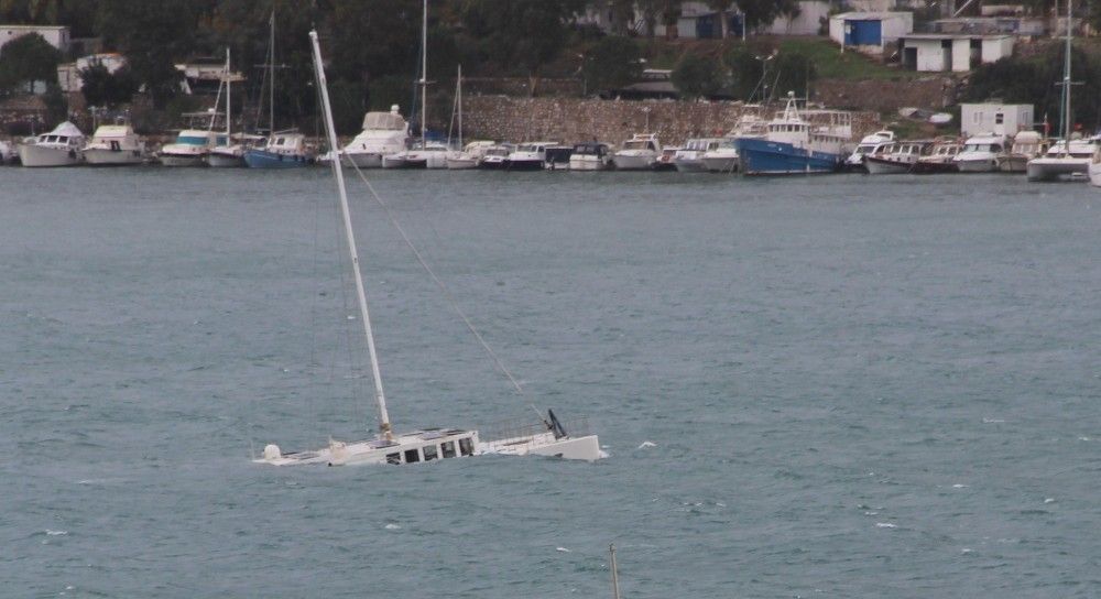Bodrum'da fırtına milyonluk tekneyi batırdı