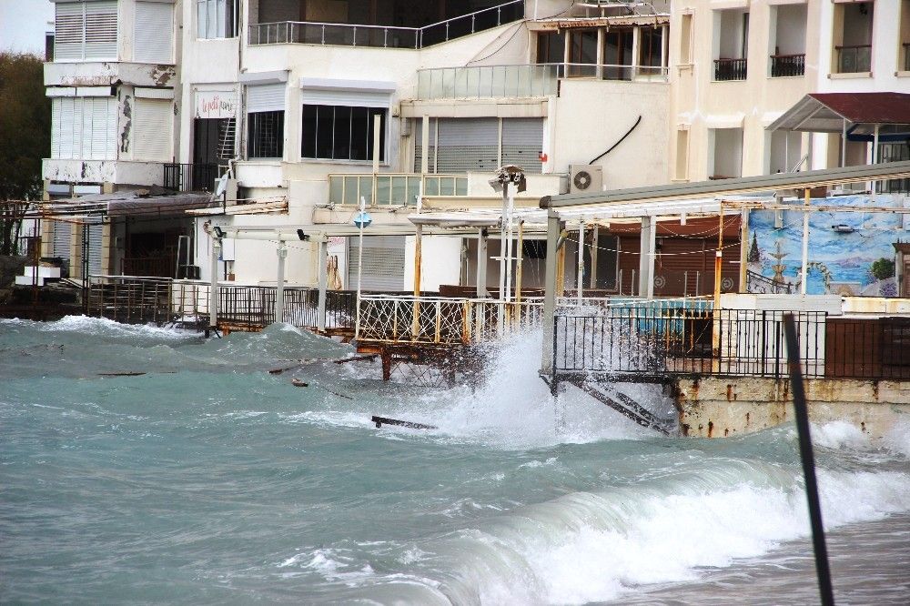 Bodrum'da fırtına milyonluk tekneyi batırdı