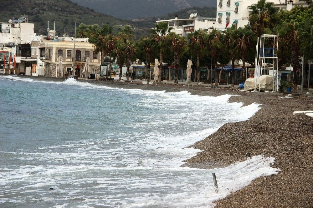 Bodrum'da fırtına milyonluk tekneyi batırdı