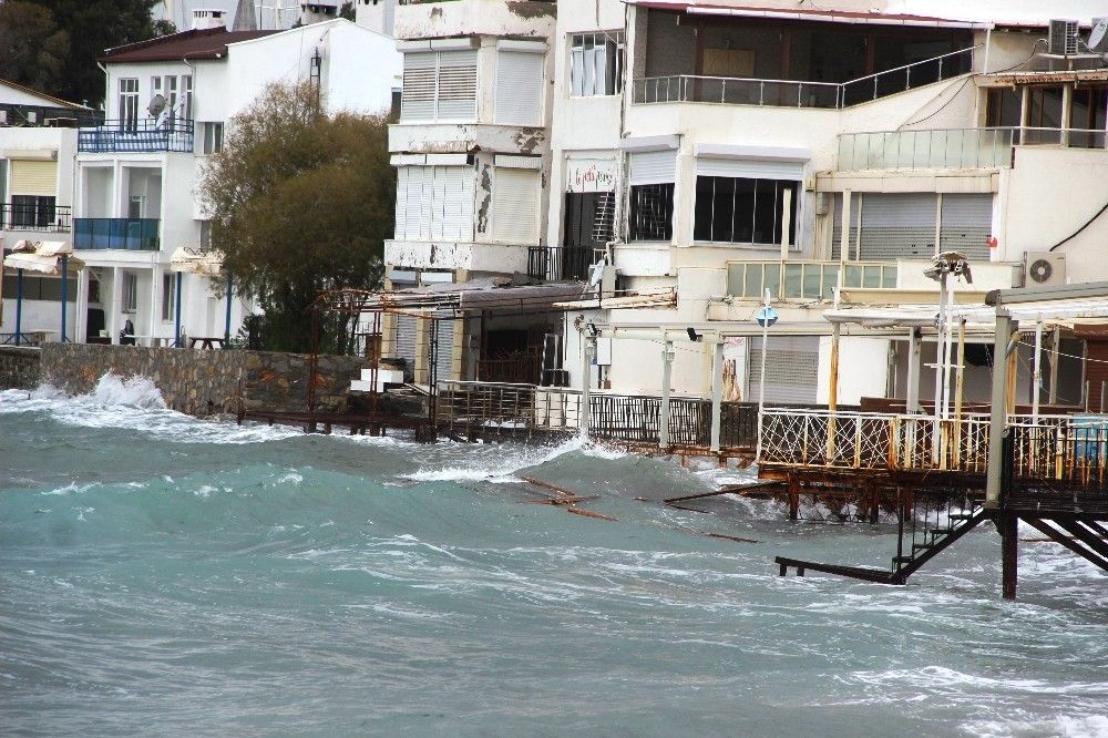 Bodrum'da fırtına milyonluk tekneyi batırdı