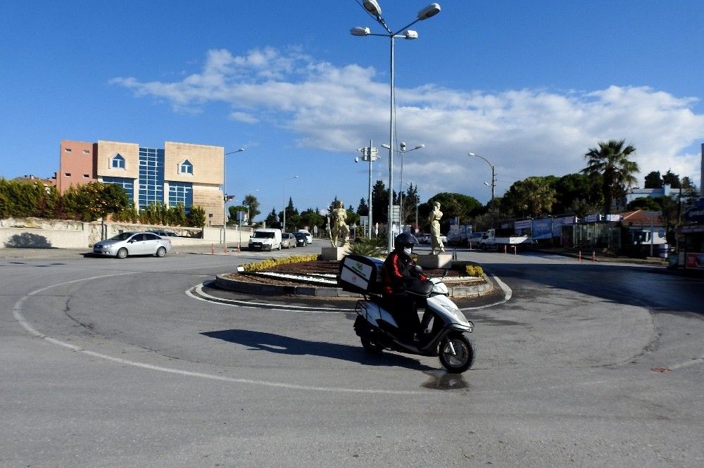 Çeşme'de yazlık evler dolu, sokaklar boş
