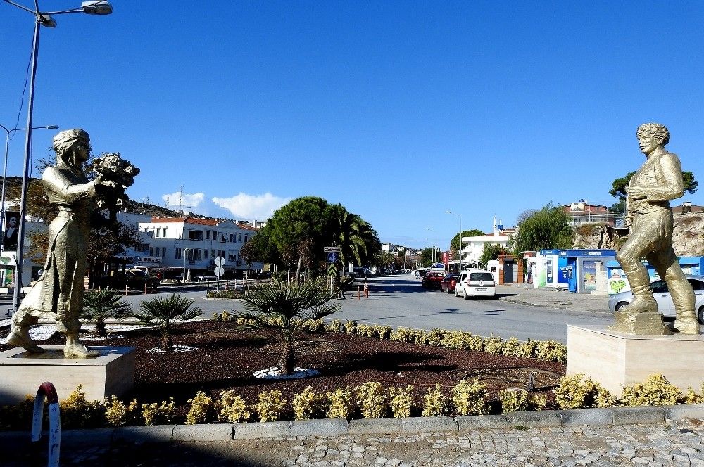 Çeşme'de yazlık evler dolu, sokaklar boş